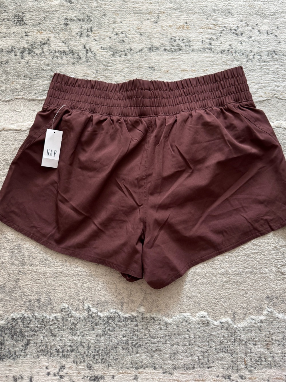🆕 GapFit 3” Mid Rise Runaround Shorts in chocolate bar brown - Picture 3 of 10